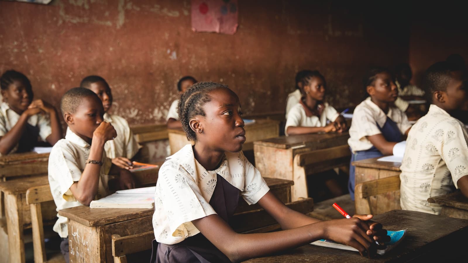 Enfants en uniforme dans une salle de classe au Nigeria