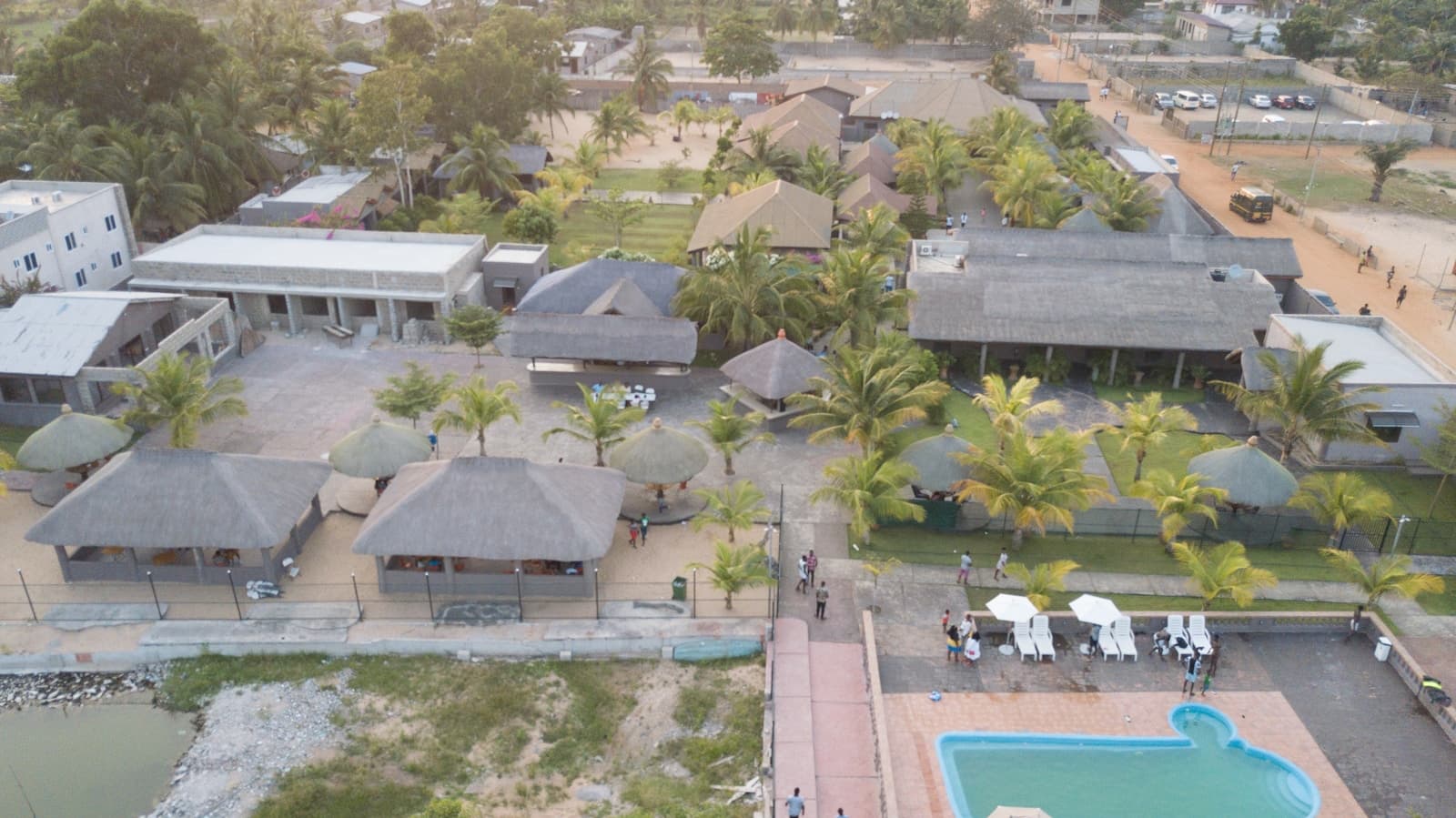 Vue aérienne d'un resort de plage tropical au Ghana