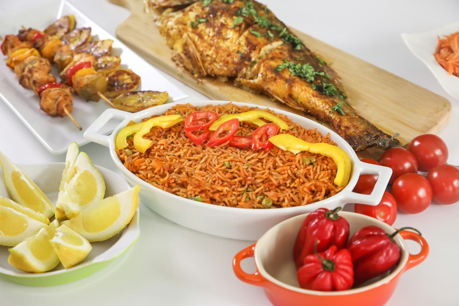 Plat de jollof rice et poisson, cuisine ouest-africaine